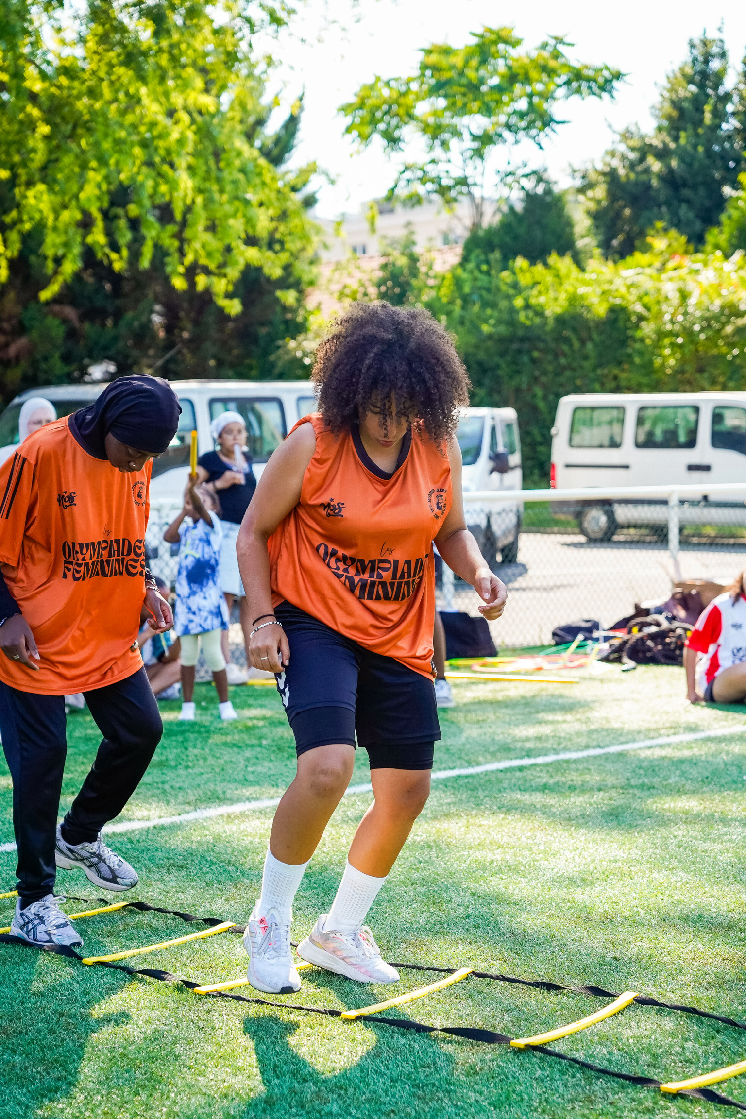 Exercice d'agilité, participantes en maillots orange Olympiades Féminines
